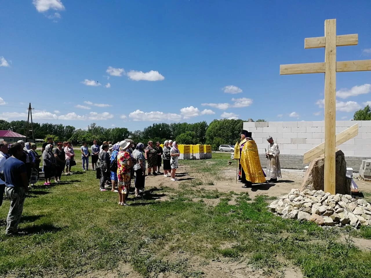 Устьянка локтевский алтайский край. Село Покровка Локтевский район храм. Церковь с.Покровка Локтевский район Алтайский край. Камень для строительства храма. Храм в селе Устьянка Локтевского района.