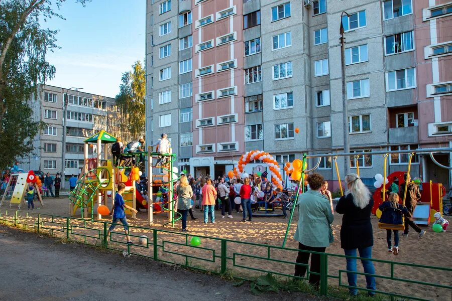 Городская среда владимирская область. Благоустройство двора на селе. Во Владимире благоустроят. Дворы многоквартирных домов в шальные 90.