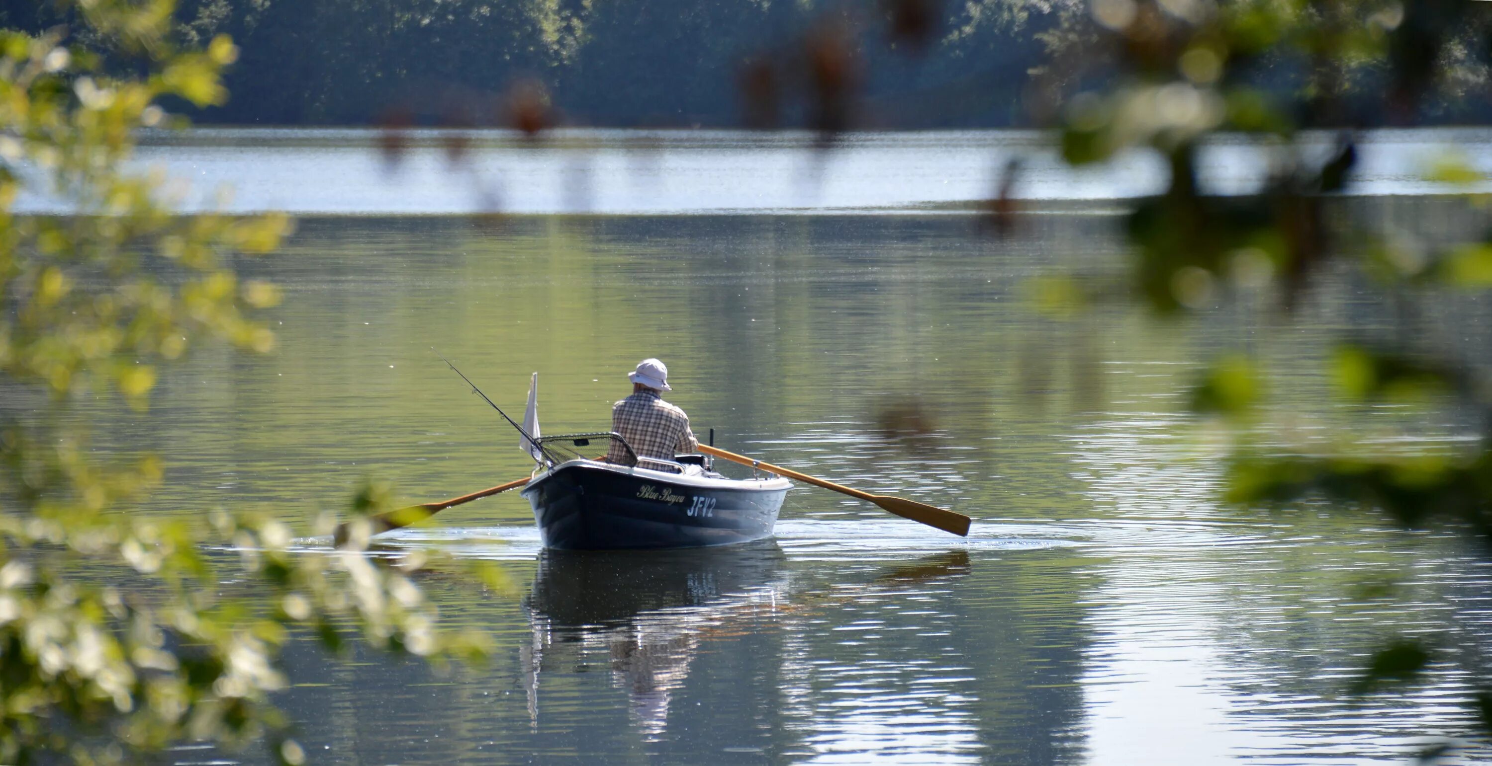 Ловля с лодки на волге. «Рыбака в лодке» Калининград скульптура. Лодка для рыбалки. Рыбалка летом. Весельная лодка на реке.