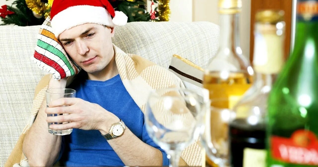 Что будет после праздников. Новогоднее застолье. Новый год алкоголь. Новогоднее пьянство. Новогоднее похмелье.