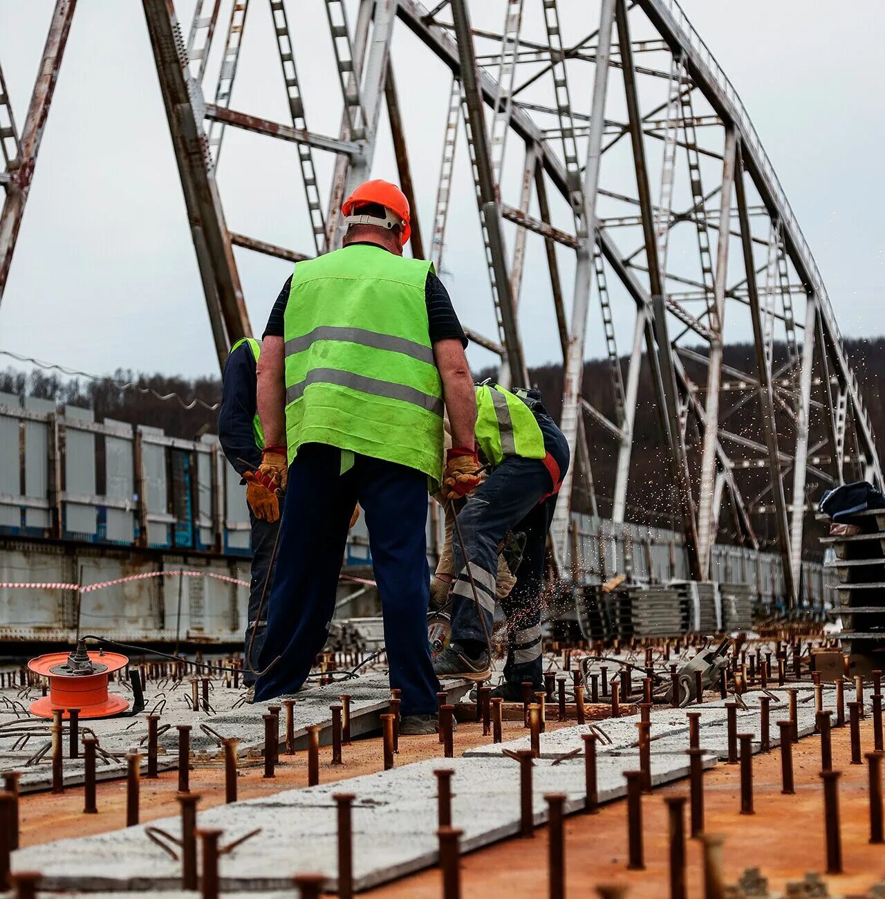 Крупное строительство в россии. Инженер мостов. Самая крупная строительная фирма в Германии. СГМ мост. Фото инженеры под мостом.