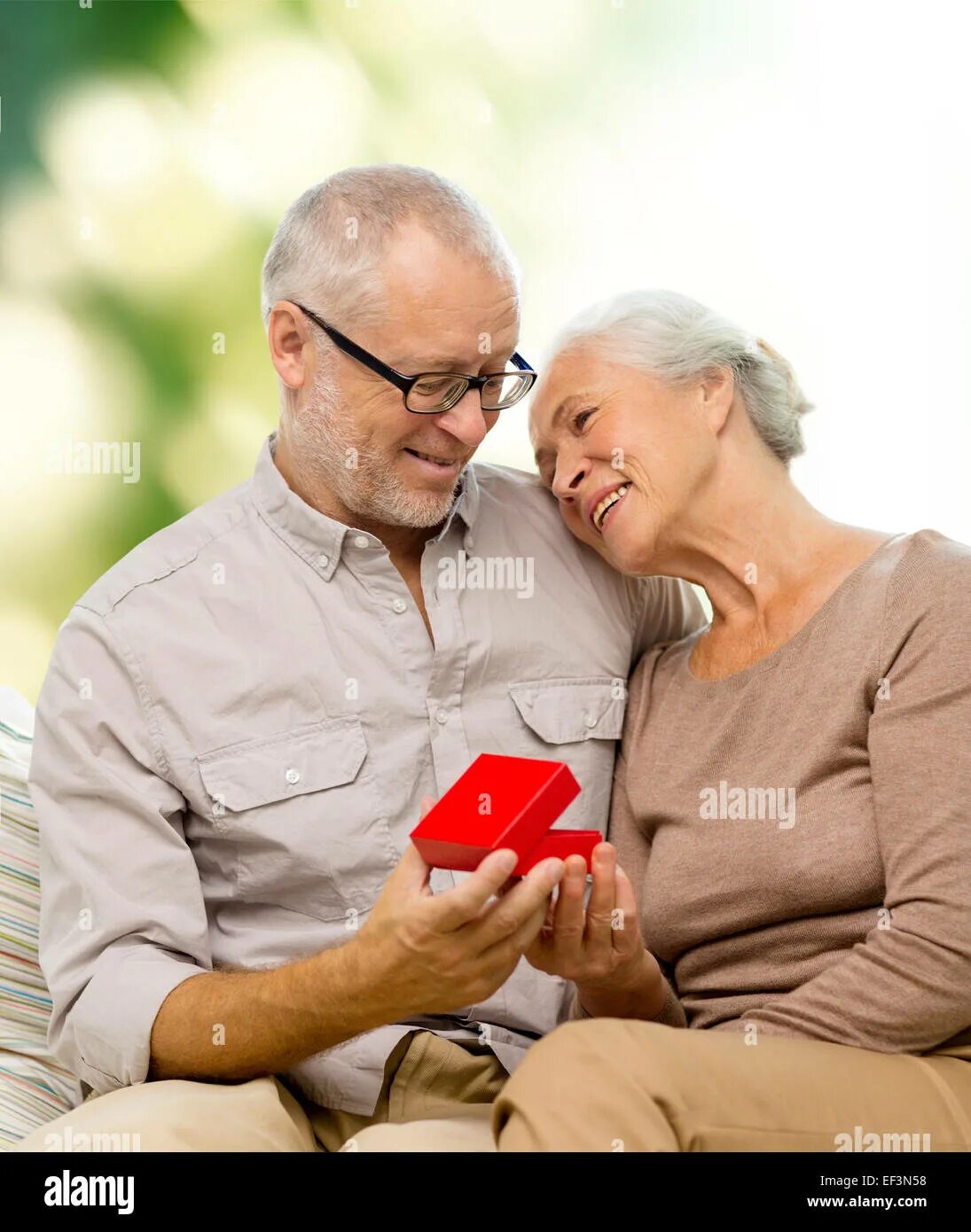 Займы пенсионерам. Реклама займов для пенсионеров. Пенсионеры кредит картинка. Кредит пенсионерам до 85.