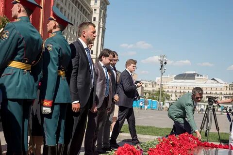 Церемония возложения цветов