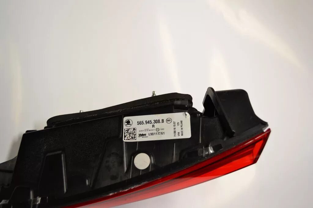 Задние противотуманные фонари шкода кодиак. Задние фары шкода кодиак. Задний фонарь кодиак. Задний фонарь кодиак. Задние фонари skoda kodiaq.