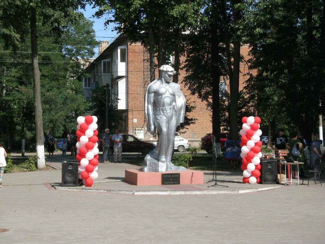 Вечный огонь Узловая Тульской области. Сквер Шахтеров Узловая. Сквер шахтерской славы Узловая. Памятник шахтерам Узловая.