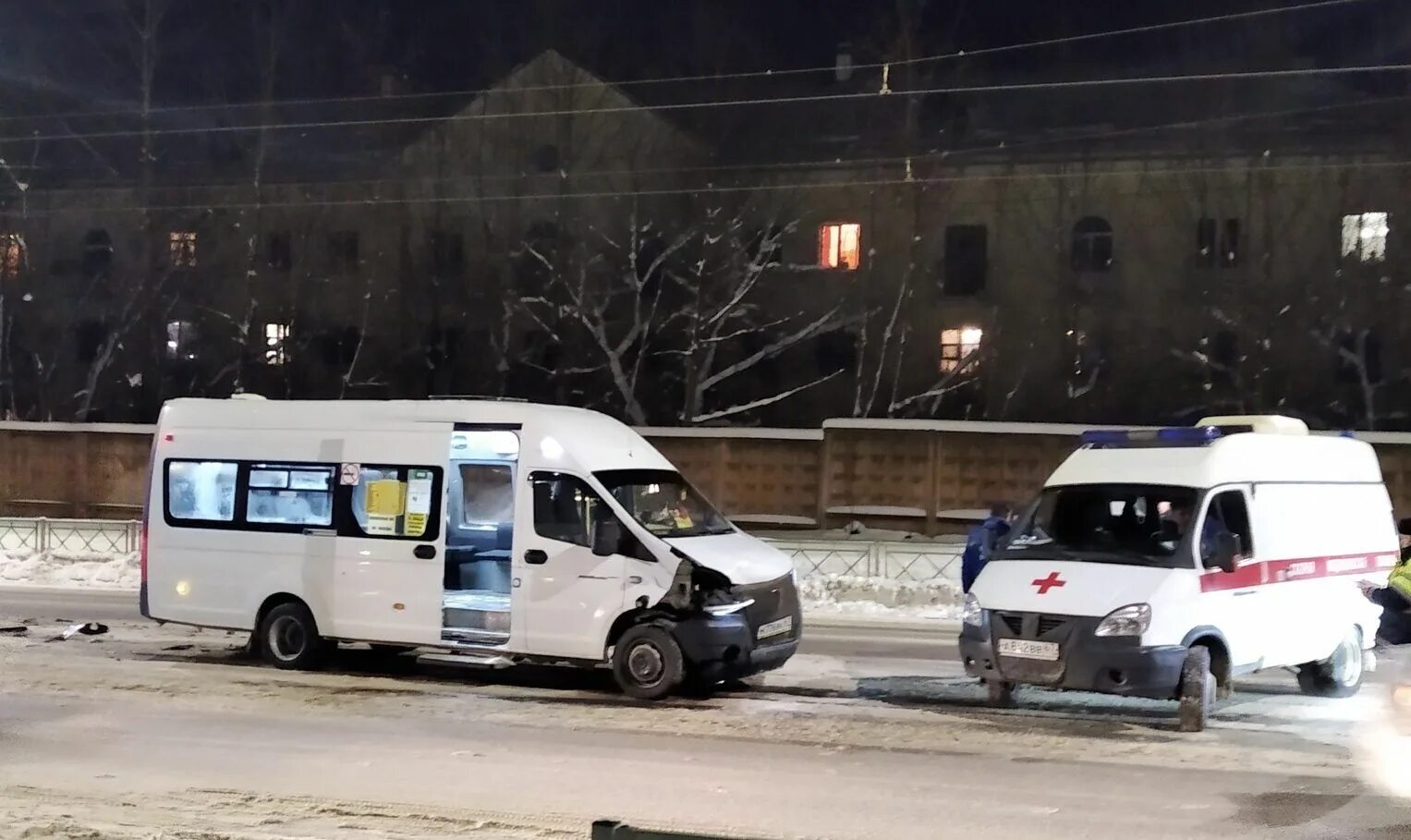 Маршрутное дтп. Авария автобуса в Смоленске. Маршрутки Смоленск. ДТП С маршруткой в Смоленске. Смоленск микроавтобусы.