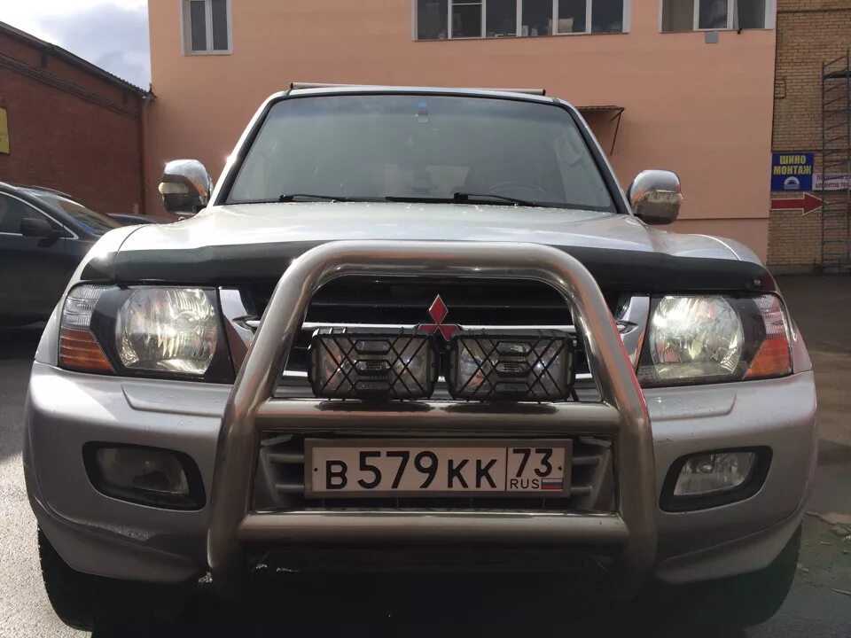 Montero 3 кенгурятник. Кенгурятник Mitsubishi Montero Sport 2001 год. Pajero Sport 2 кенгурятник. Кенгурятник на Митсубиси Монтеро 3 поколения. Можно ставить кенгурятник