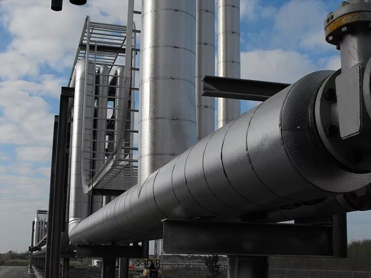 трубопроводы котельной. прокладка трубопровода. оборудование для газоснабжения. трубы с теплоизоляцией для теплотрассы. бытовые трубопроводы.