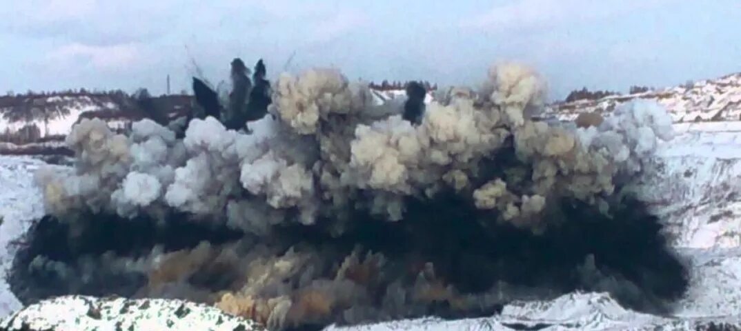 Взорванная горная масса. Подрыв скалы. Взорванная горная масса. Взорванная горная масса. Плотина направленного взрыва.