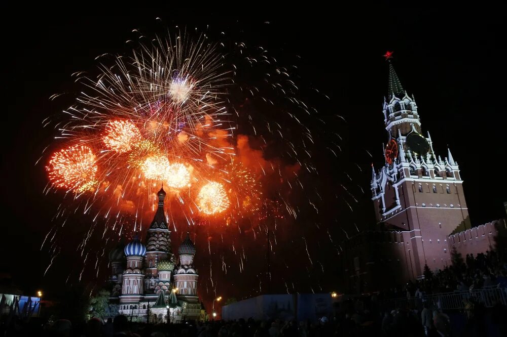 Салют в честь дня победы. Салют Победы на красной площади в Москве. Салют на красной площади 9 мая. Салют на день Победы красная площадь. Салют в день Победы в Москве на красной площади.