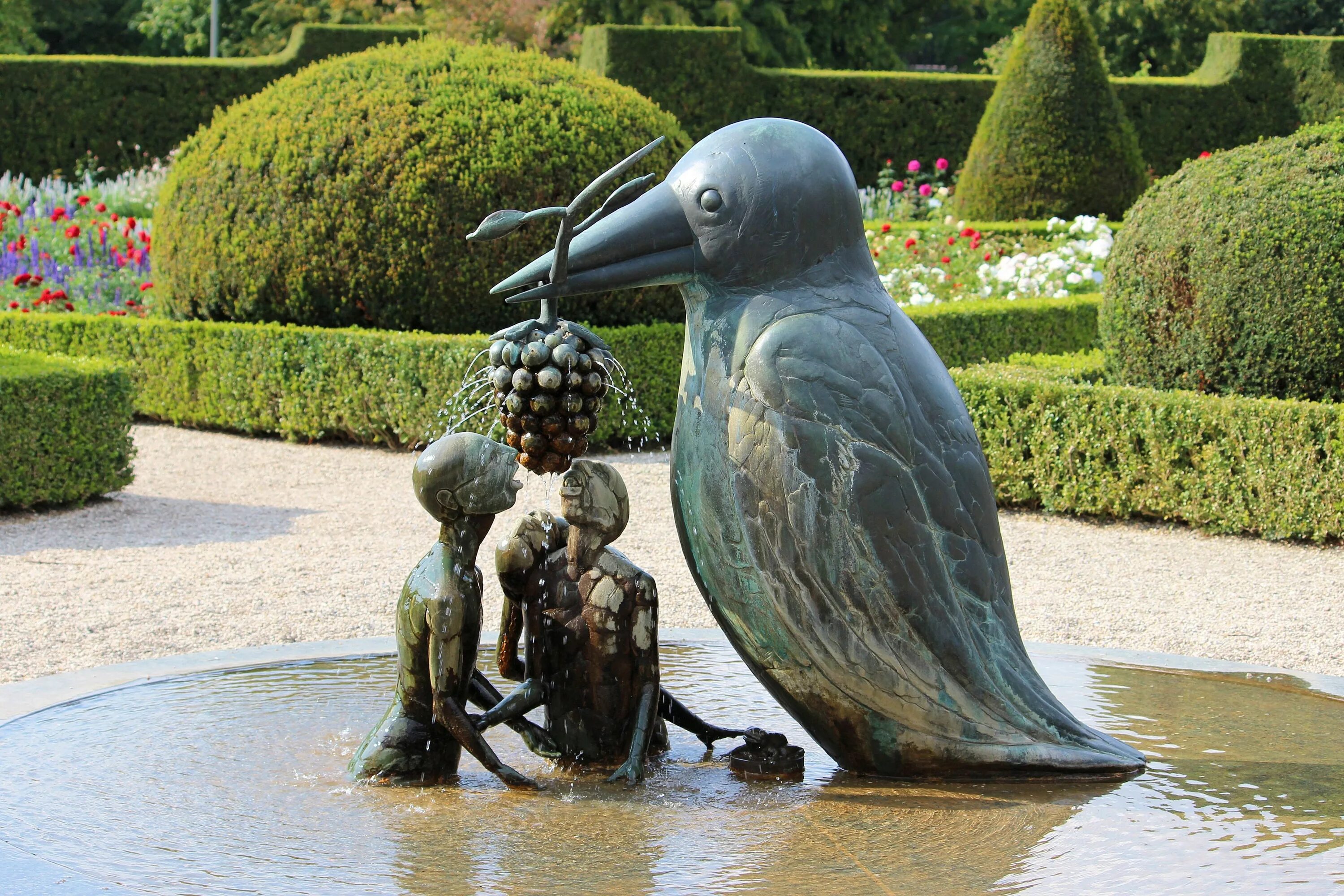 Со статуей. Сад скульптур (Брэнкстон, Великобритания). Необычные парковые скульптуры. Современная скульптура в саду. Современная Парковая скульптура.
