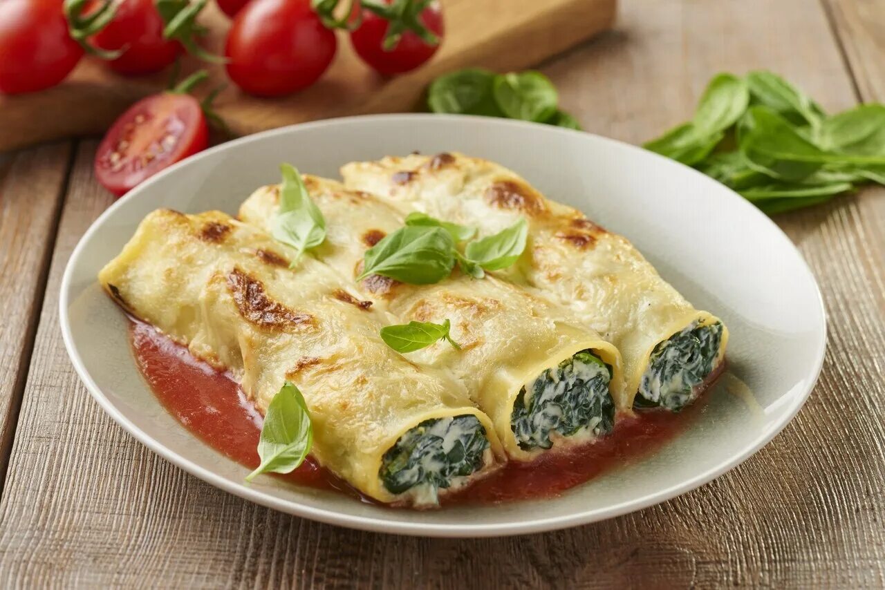 Каннеллони с фаршем бешамель в духовке. Паста каннеллони - Cannelloni. Фаршированные макароны каннеллони. Шпинатные каннеллони. Фаршированные каннеллони с фаршем.