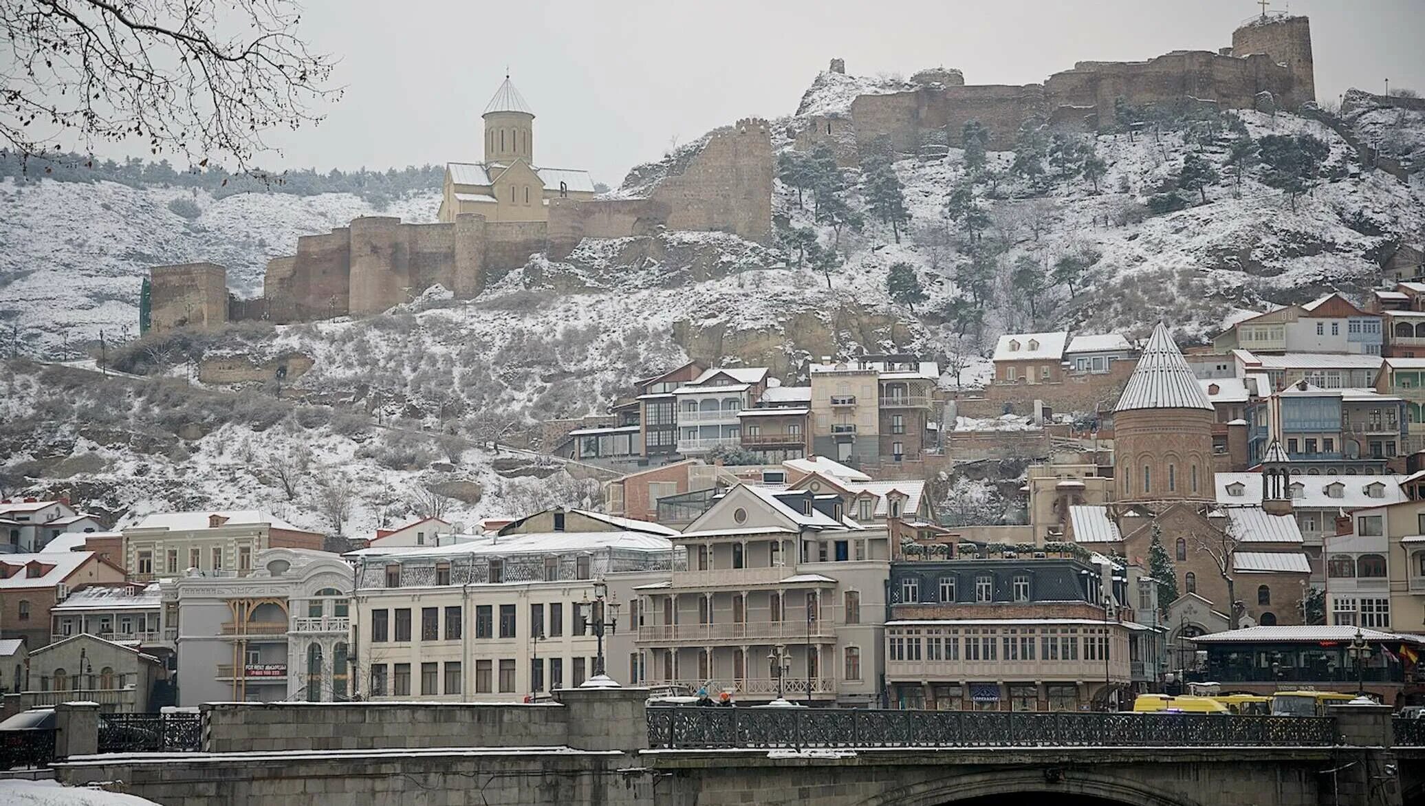 Погода в грузии на 10 дней. Зима в Тбилиси Нарикала. Тбилиси зимой Нарикала. Старый Тбилиси Нарикала снегу. Снег в Тбилиси.