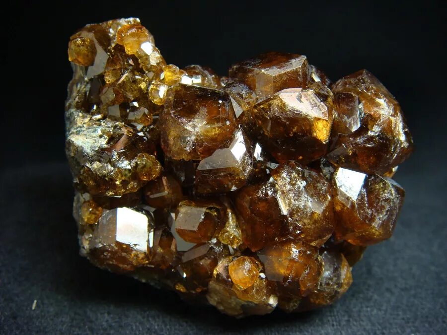 бурый обсидиан. гранат гроссуляр. минерал коричневого цвета. агат, сердолик, халцедон. пирит раковистый излом.