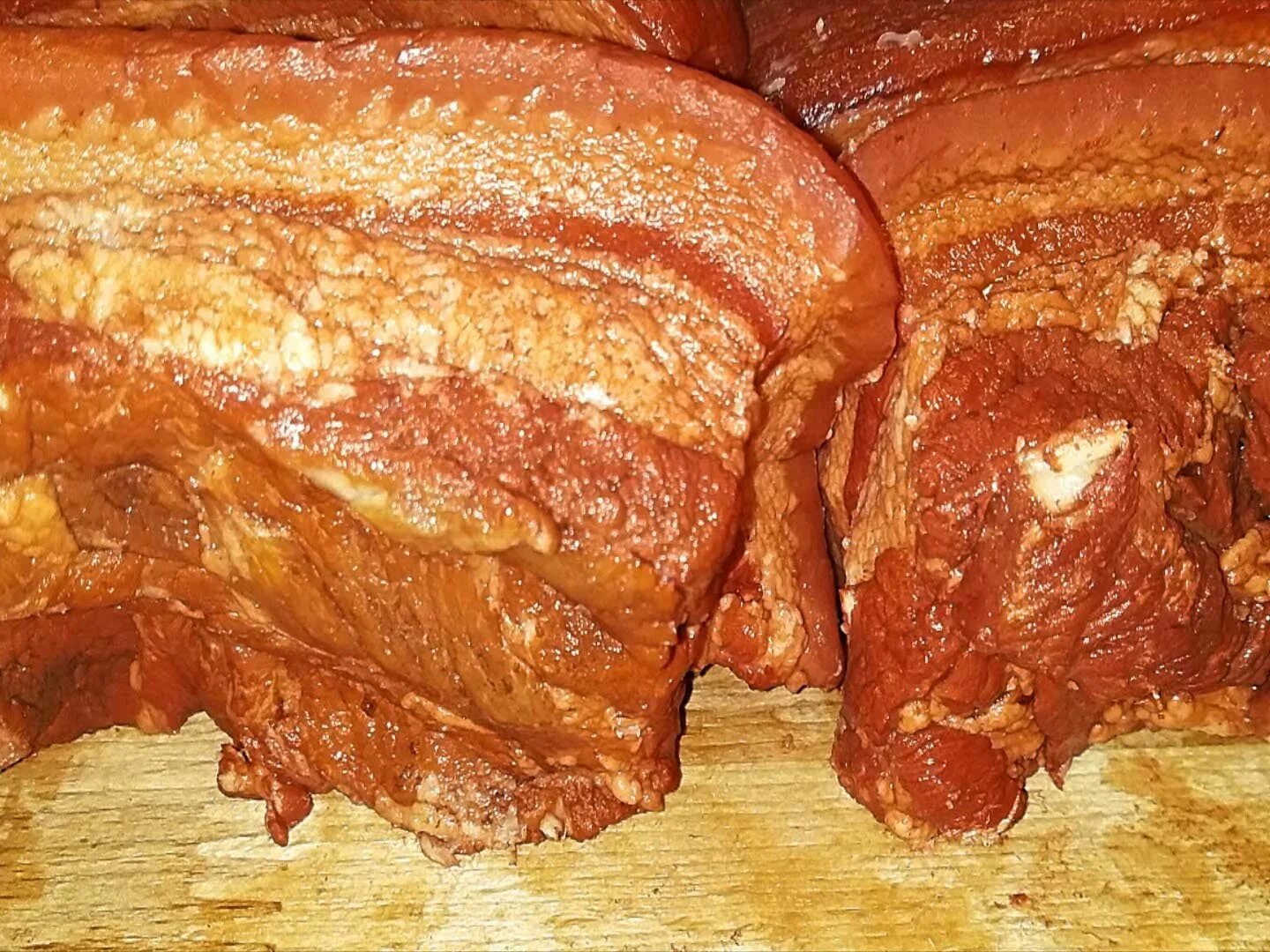 Сало грудинка в луковой шелухе. Грудинка в луковой шелухе в домашних. Как сварить свинину в луковой шелухе. Как сварить свинину в луковой шелухе. Грудинка в луковой шелухе.