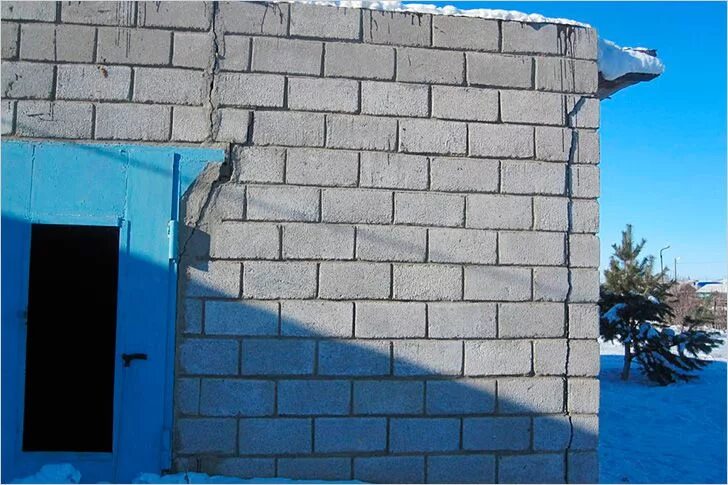 Стена из шлакоблока. Трещина в стене из керамзитобетонных блоков. Стены из керамзитобетонных блоков. Трещины в керамзитобетонных стенах.