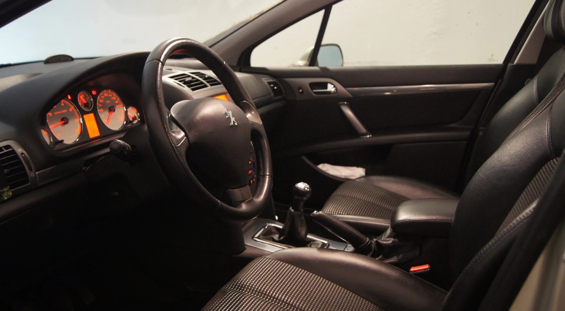 Peugeot 407 coupe салон. Пежо 407 белый салон. Peugeot 407 coupe салон. Peugeot 407 2005 салон. Пежо 407 салон.