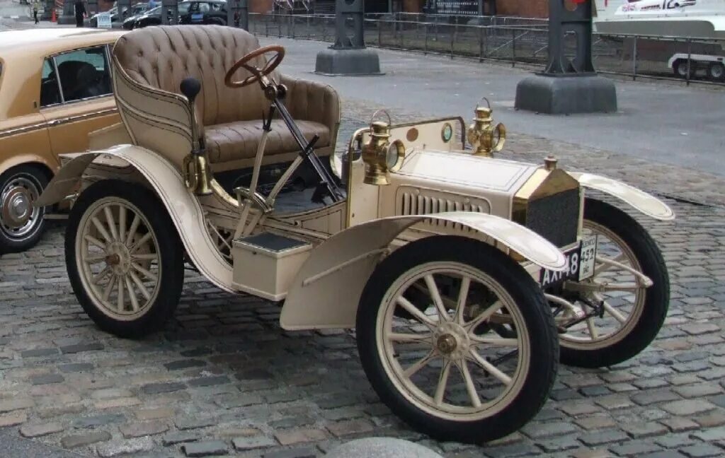 Автомобили 1 10. Роллс Ройс 1904 года. Роллс Ройс первый автомобиль. Rolls-Royce 10 HP 1904. Роллс Ройс 1899.