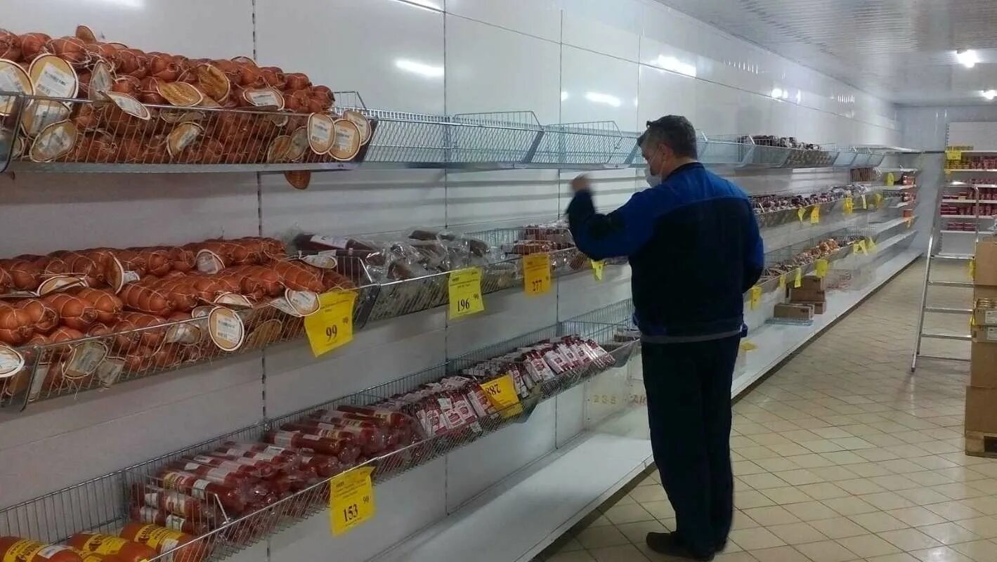 Маяк в самаре адреса. Маяк колбасы ассортимент. магазин маяк в самаре на московском шоссе. колбаса в маяке. сардельки маяк.