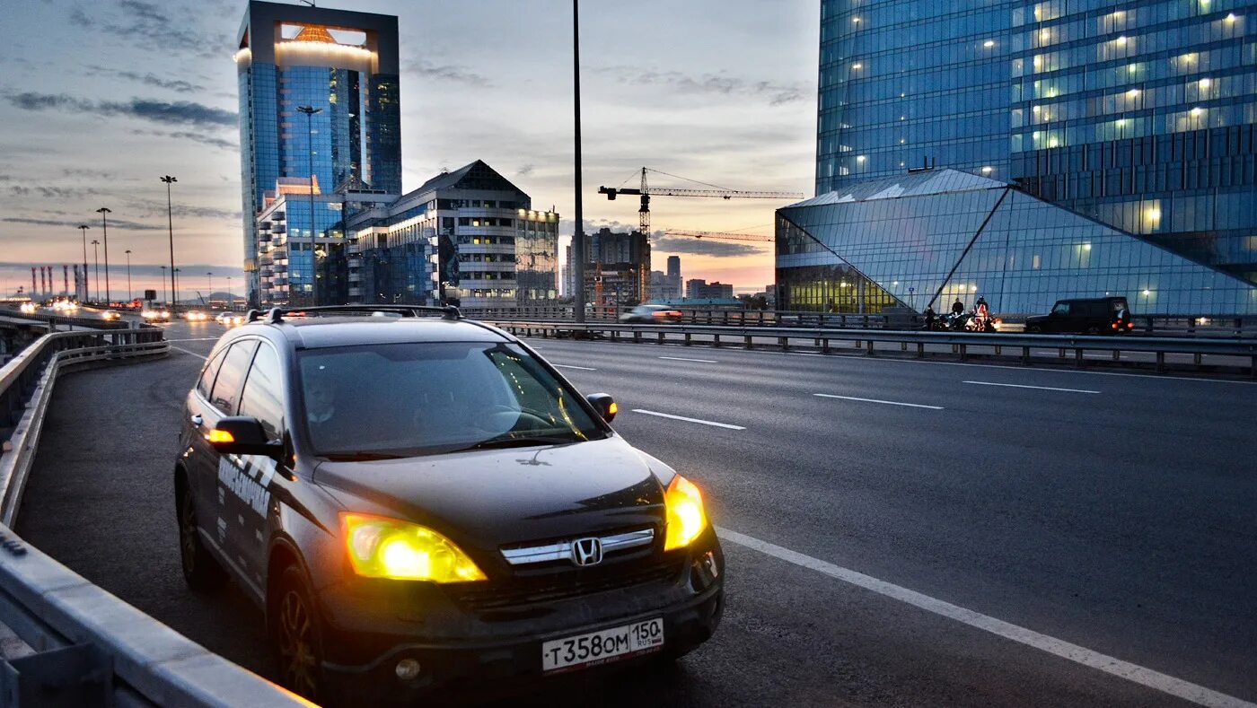 Городские автомобили сайты. Машины в городе. Машины городские обычные. Машина на фоне города. Машины в Москве.