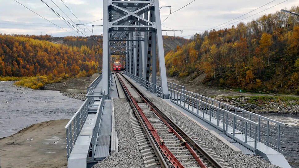 Мост с железной дорогой. Новый мост через реку кола в Мурманске. Однопролетный Железнодорожный мост. Новый Железнодорожный мост через реку кола. Мосты через реки Мурманской области.