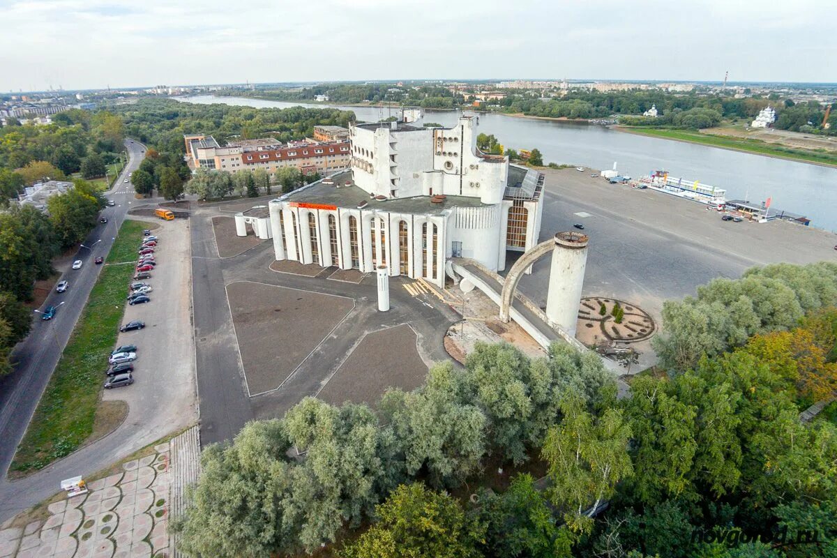 Сайт театра великий новгород. Новгородский Академический театр драмы им ф.м Достоевского. Театр драмы Великий Новгород. Новгородский Академический театр драмы Великий Новгород. Театр Достоевского Великий Новгород.