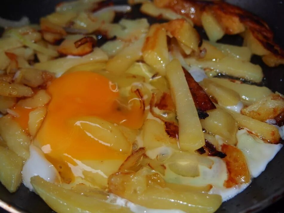 Жареная картошка с яйцом фото Жареная картошка с яйцами ( мужская =D ) / Патсанский рецепт DRIVE2