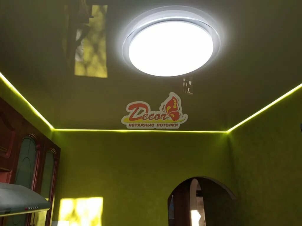 двухуровневые натяжные потолки. резные натяжные потолки. натяжные потолки с фотопечатью. белый натяжной потолок с подсветкой. натяжные потолки в нижнем.