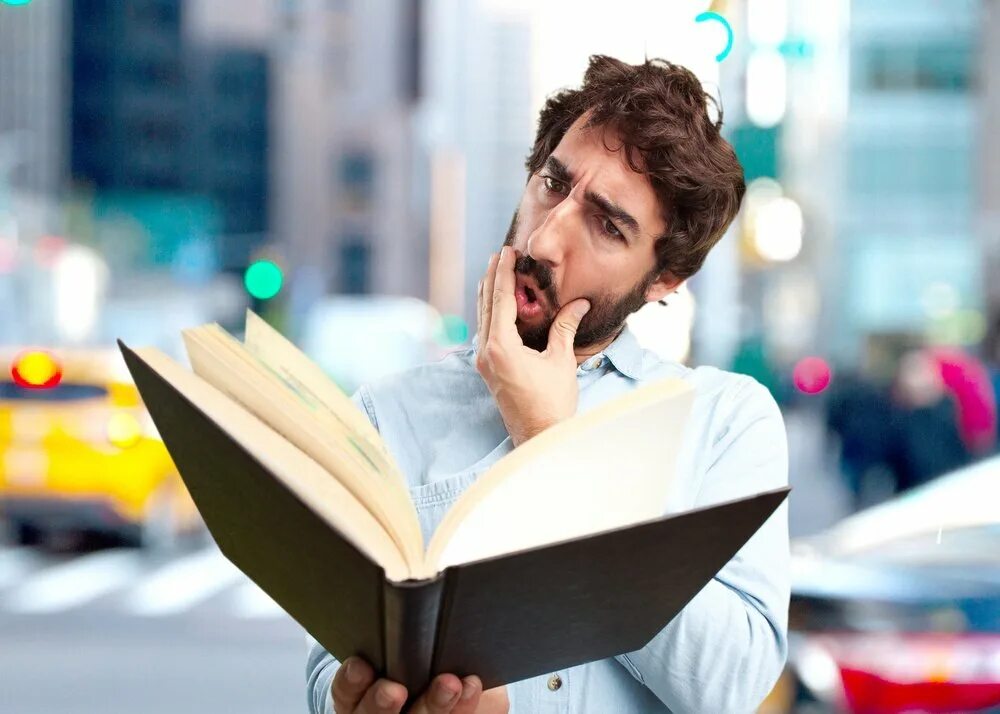 Не прочитавший книгу человек. О людях и книгах. человек с книжкой. человек читает. человек с книжкой удивлен.