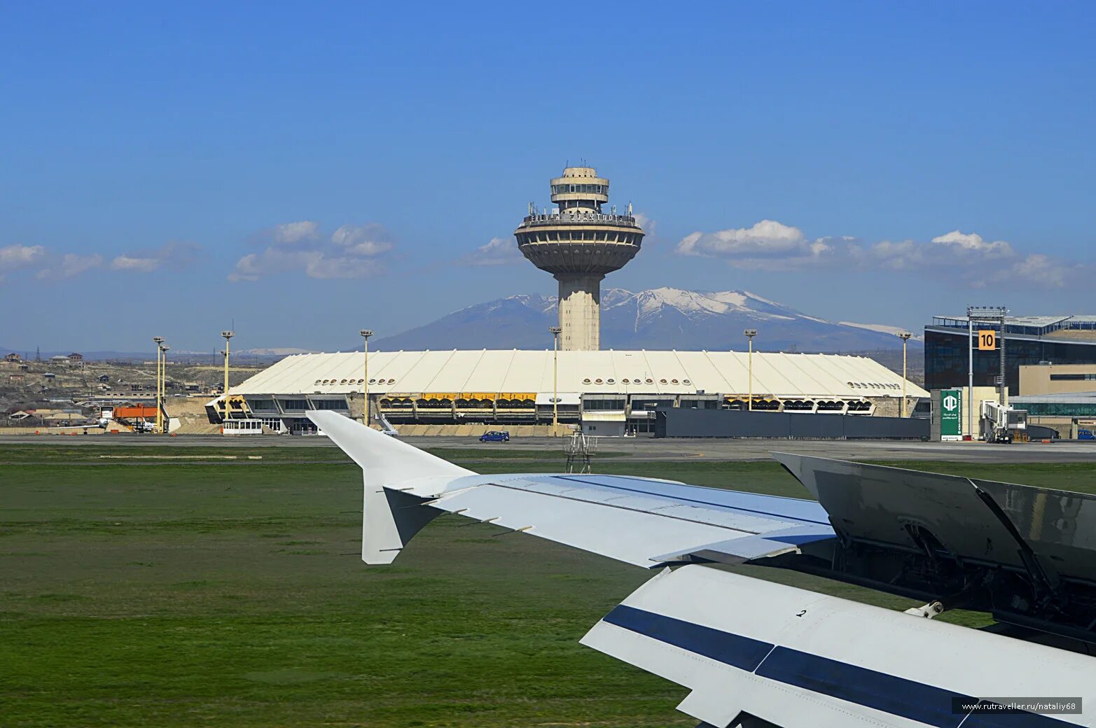 Международный аэропорт Звартноц. Аэропорт Армении Ереван. Армения Звартноц аэропорт самолет. Аэропорт Звартноц Ереван новый.