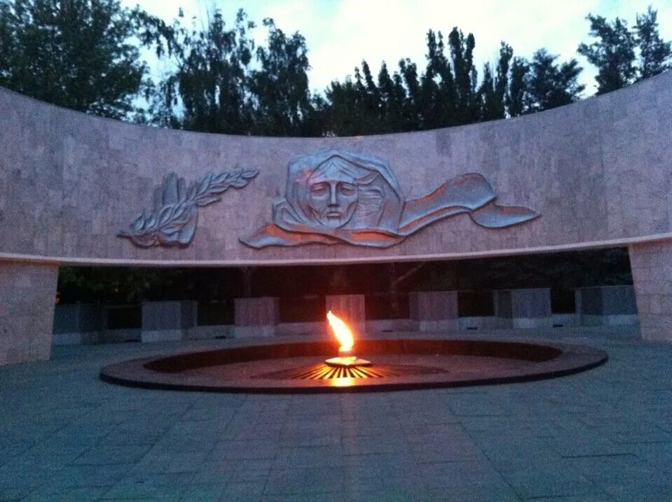 мемориальный комплекс павшим воинам ростов-на-дону. мемориал вечный огонь ростов-на-дону. вечный огонь ростов. вечный огонь ростов. памятник вечный огонь в ростове на дону.