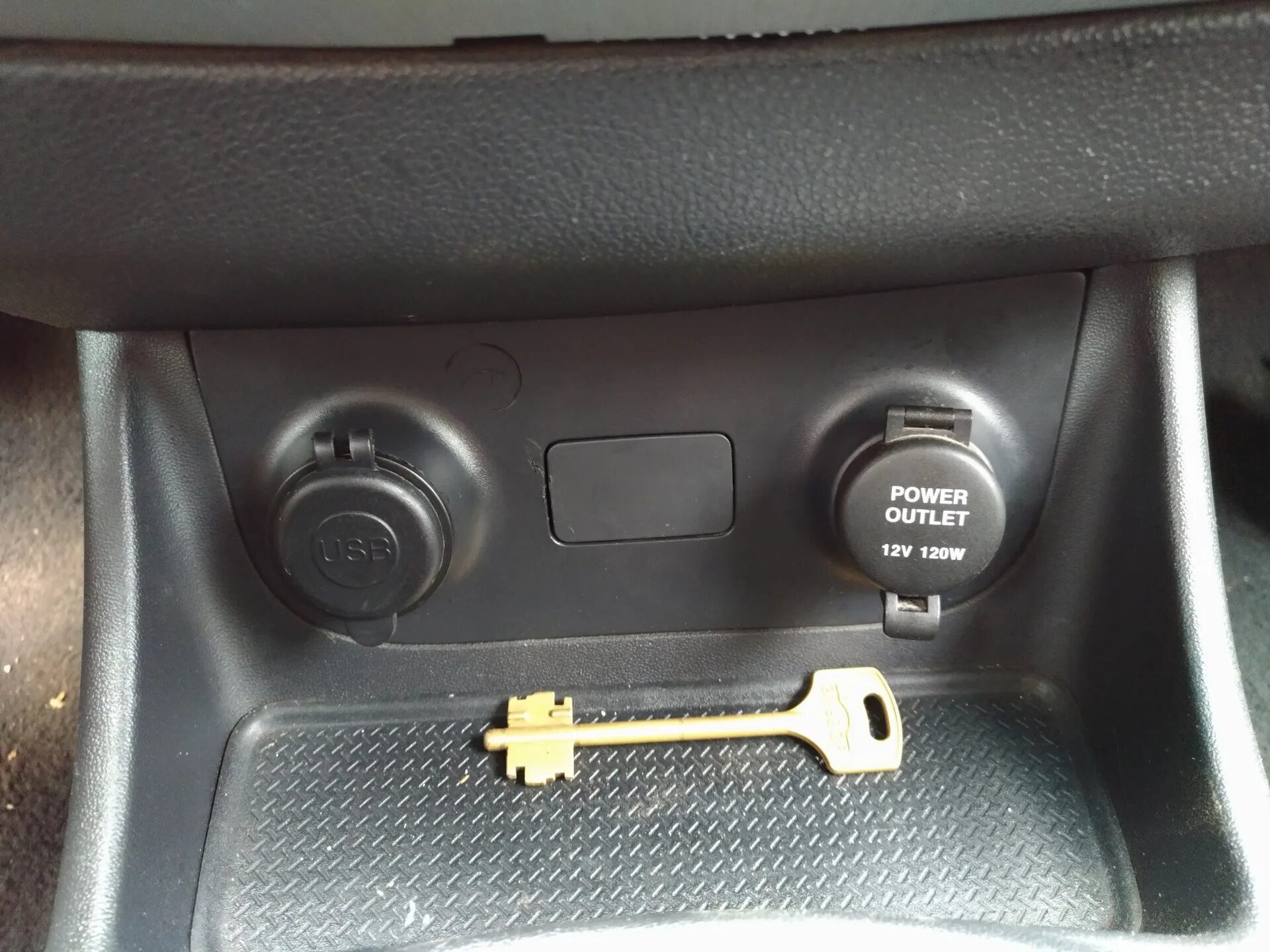 Сколько вольт в прикуривателе. USB Hyundai Getz. Разъем USB В Hyundai Getz. USB разъем в заглушку Хендай Гетц. Гетц 1.4 прикуриватель.