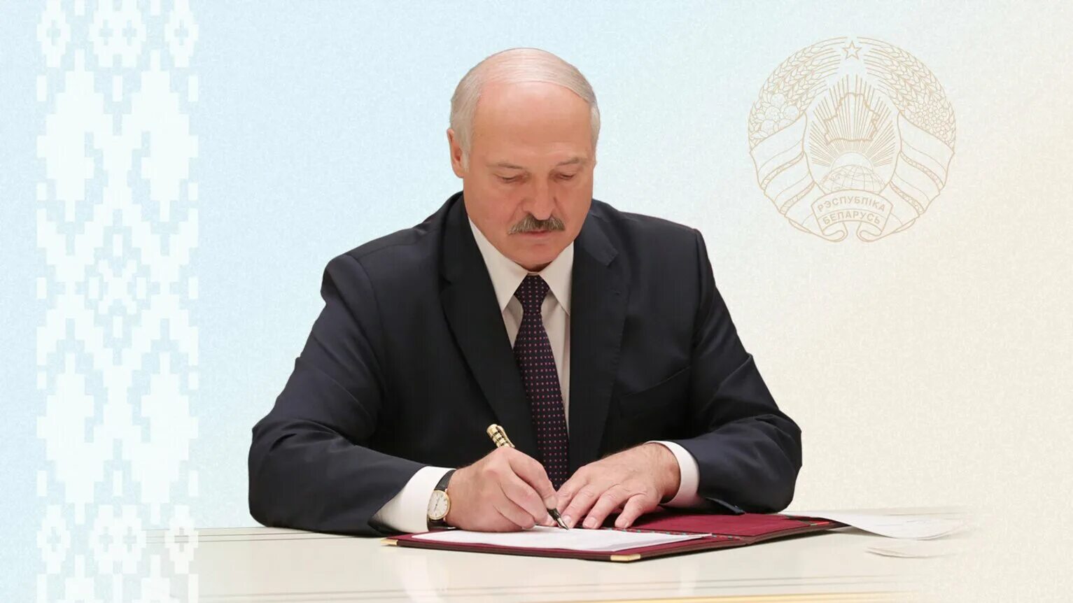 Лукашенко подписывает. Лукашенко подписывает указ.