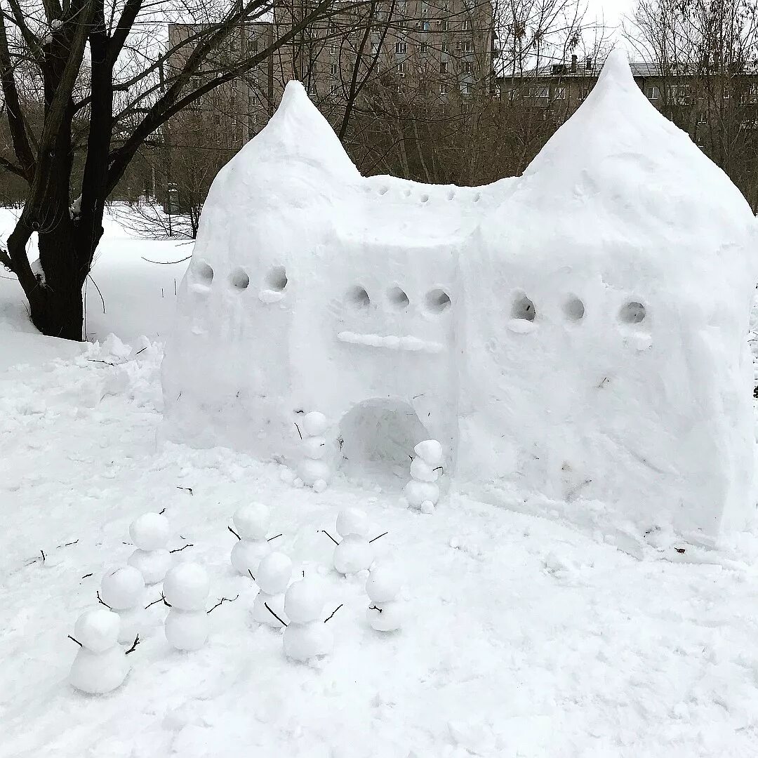 мышка из снега. снежные фигурки. необычные постройки из снега. лепим из снега. снежные скульптуры в детском саду.