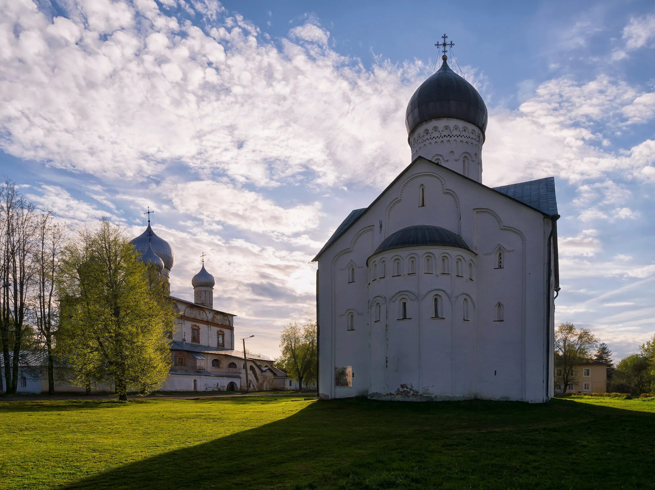 Сайт церквей новгорода. Климентовская Церковь Великий Новгород. Белая Церковь в Великом Новгороде. Однокупольные церкви Великого Новгорода 14-16 века.