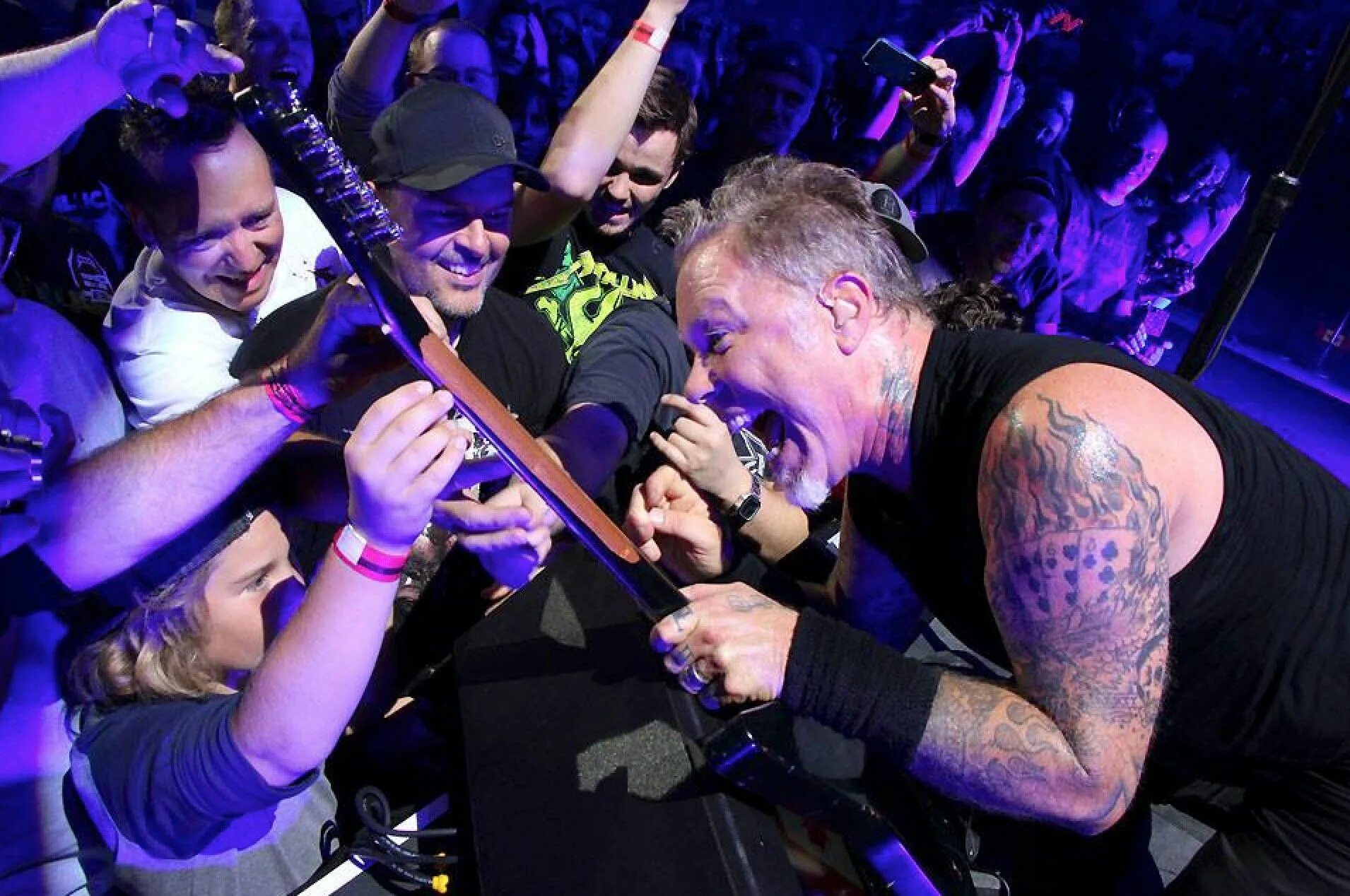 Металлика спб. Metallica и фанатки. фанаты metallica. фанат группы металлика. металлика с фанатом.