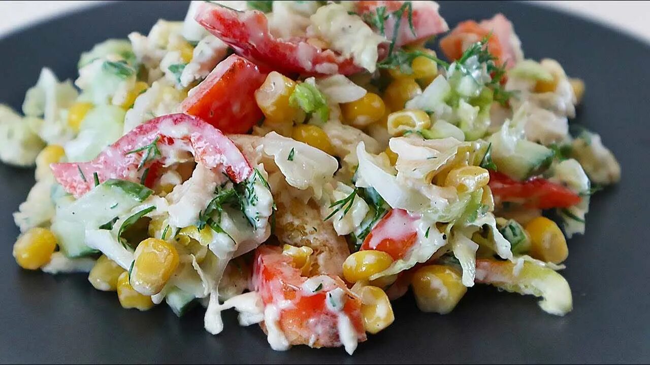 Салат из пекинской капусты с курицей копченой. Салат с копченой курицей и болгарским перцем. Салат с курицей и перцем. Салат с болгарским перцем и кукурузой.