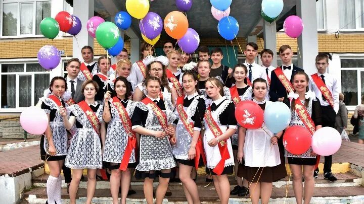 Выпускной 2023 11 класс. Выпускной 9 класс идеи. Последний звонок девочки. Школьный выпускной. Флешмоб из людей.