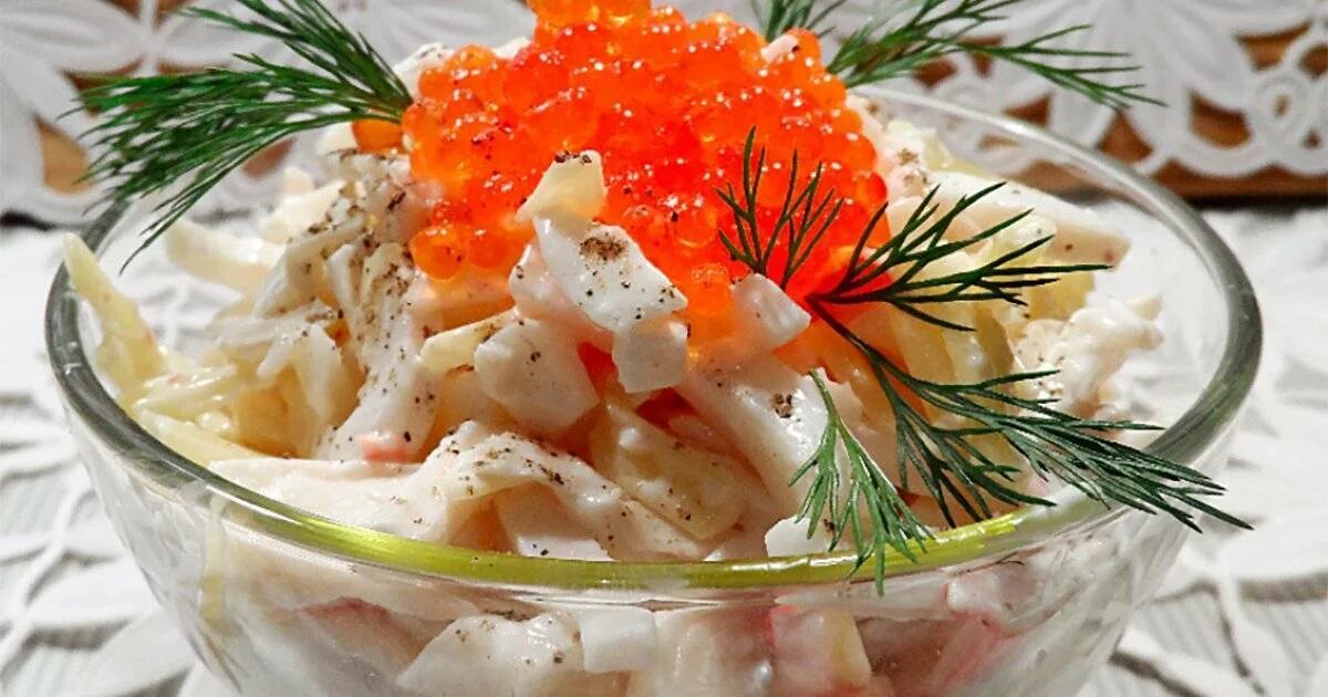 Рецепт салата кальмар креветки икра. Салат семга креветки кальмары икра. Салат с кальмарами и красной икрой. Салат с кальмарами и икрой. Салат из кальмаров с икрой.