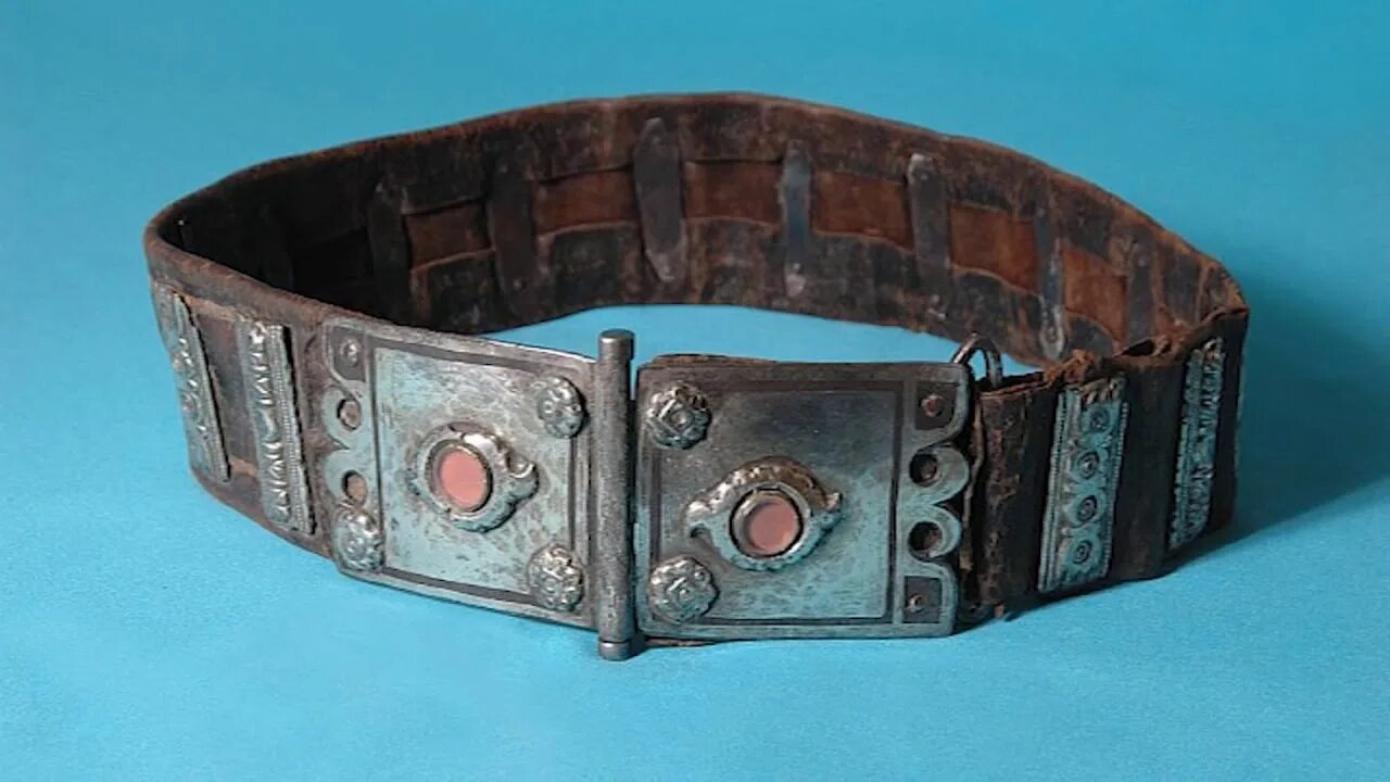 Билбау пояс башкирский. Кыргызский ремень. Пояс казахский национальный мужской. Казахский мужской пояс. Башкирский ремень.