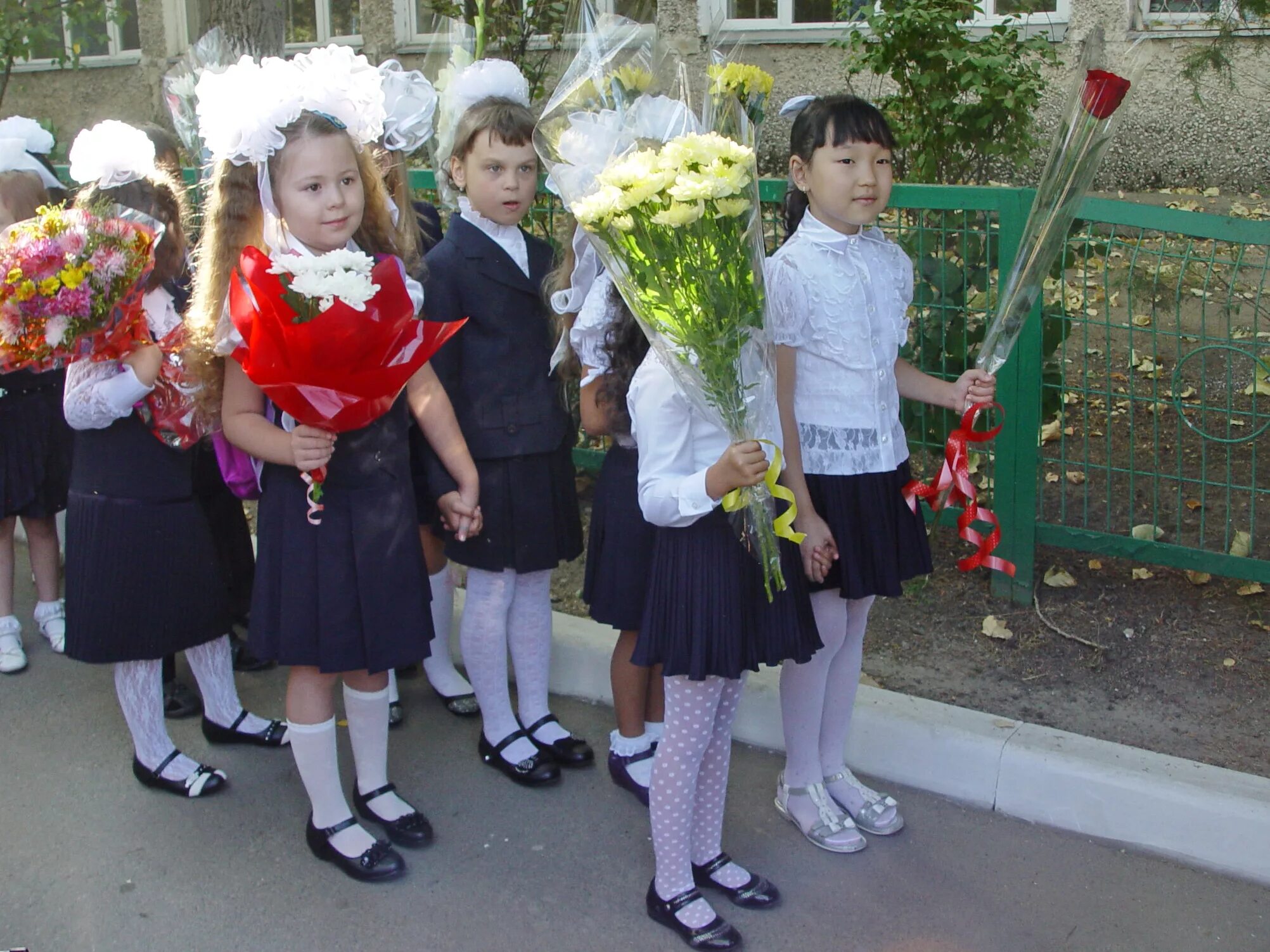 первоклашки на линейке. линейка в школе. первоклашки. образ первоклассницы. с праздником 1 сентября.