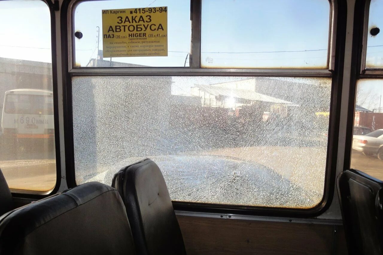 Окна Икаруса 250 изнутри. Окно автобуса. Из окна автобуса. Окно маршрутки.