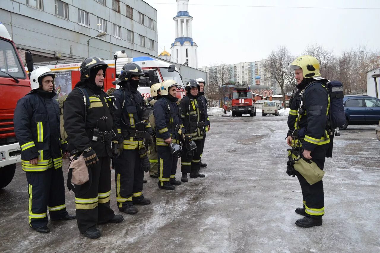 Пожарный начальник караула МЧС. Боевка МЧС. Смена Караулов МЧС. Пожарное подразделение.