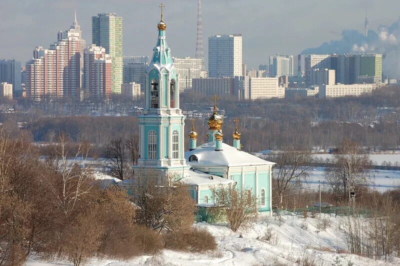 Погода в крылатском сегодня. Крылатские холмы Церковь. Храм Рождества Пресвятой Богородицы в Крылатском. Парк Крылатские холмы Церковь. Храм Богородицы на Крылатских холмах.