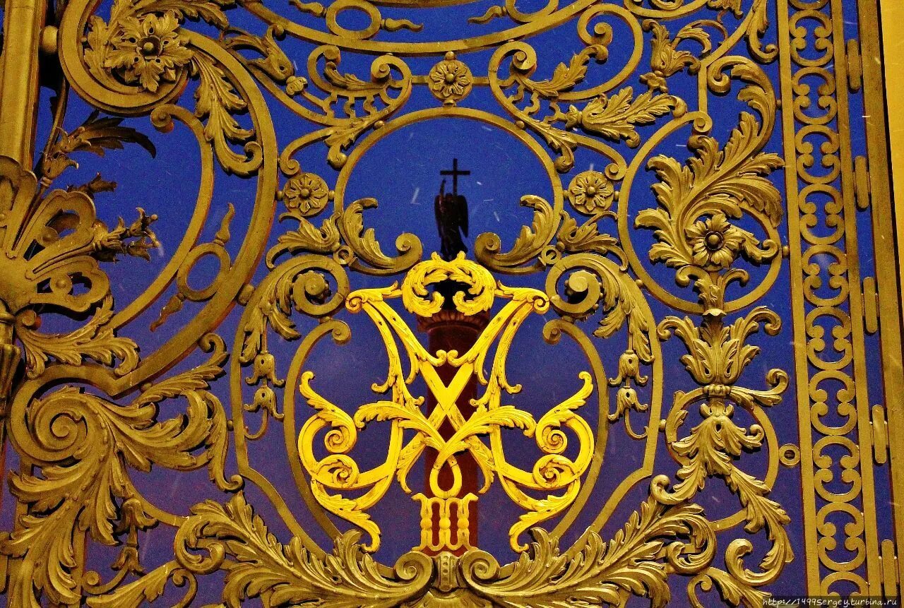 Ворота зимнего дворца. Ворота зимнего дворца в санкт-петербурге. вензель на воротах зимнего дворца. зимний дворец эрмитаж ворота.