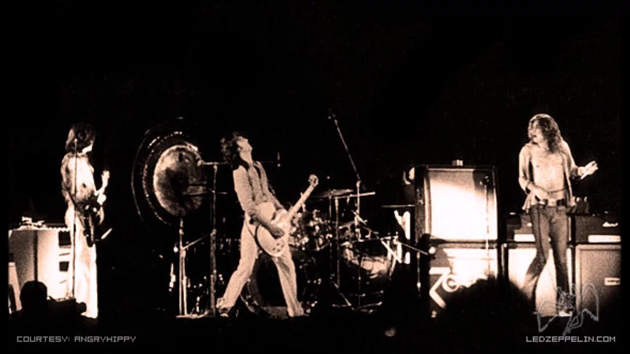 Led zeppelin 1973. Лед зеппелин 1973. лед зеппелин концерт 1973. houses of the holy led zeppelin. led zeppelin houses of the holy обложка.