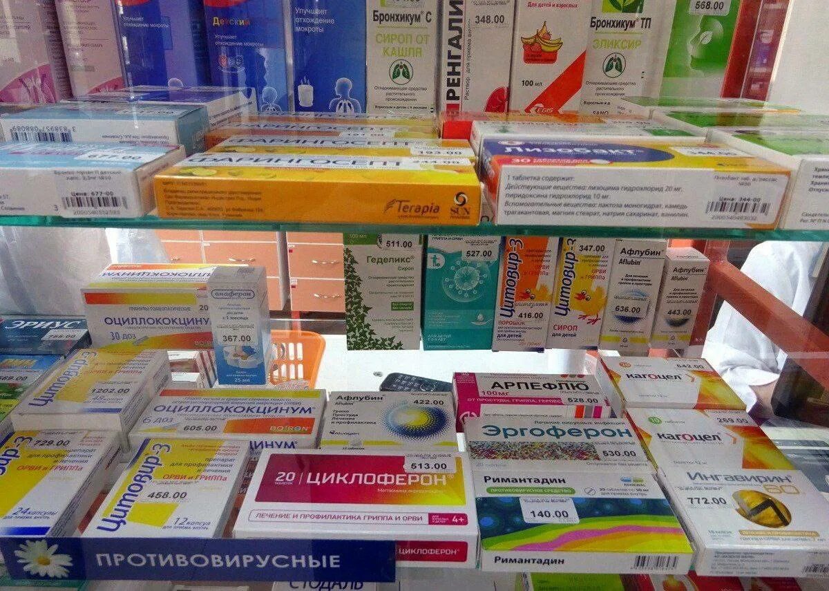 Лекарства в аптеках саранска. Противовирусные в аптеке. Витрина с противовирусными препаратами. Новое противовирусное средство. Выдают лекарства.