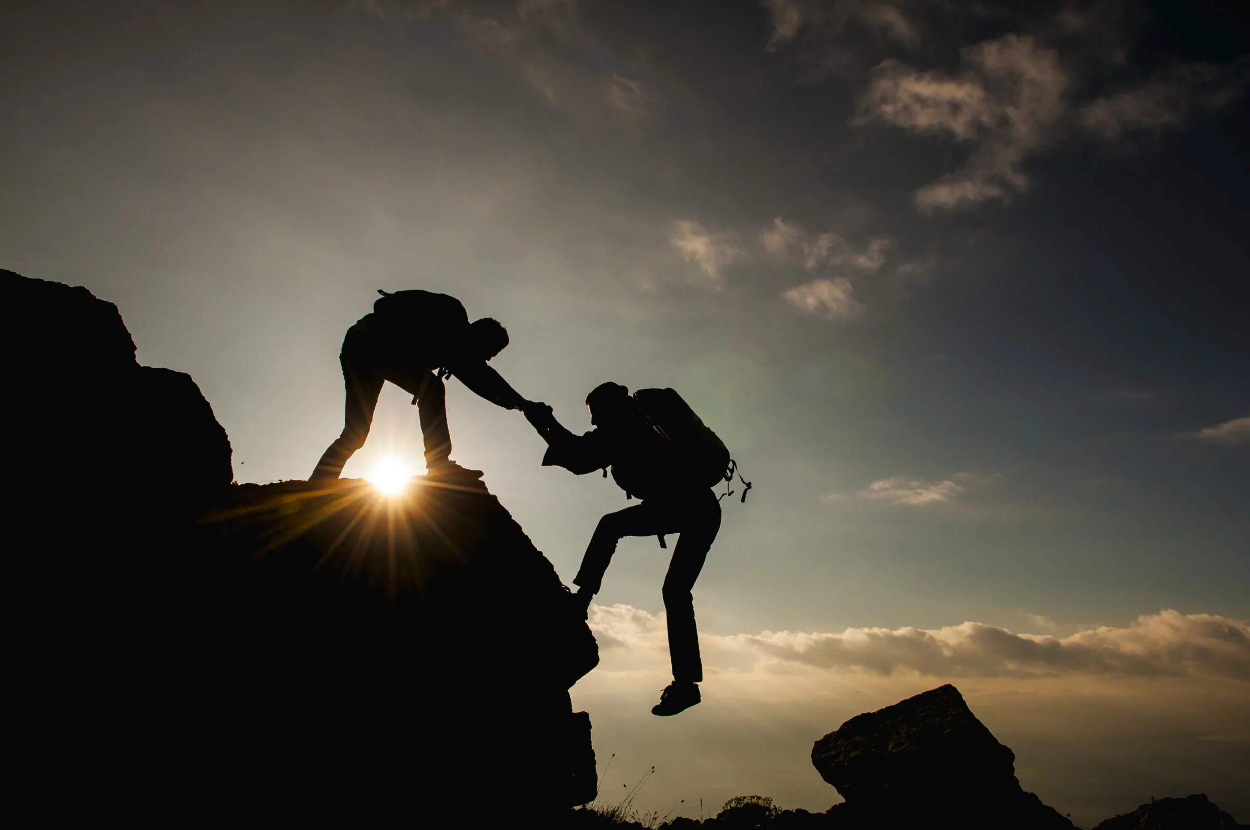 They climb like. Поддержка в горах. Поддержка в горе. Рука помощи в горах. Скалолазы поддержка.