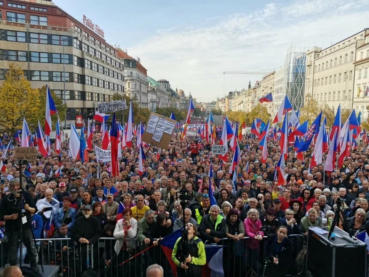 Митинг в Праге 2022. Протесты в Чехии. Митинг в поддержку России. Митинги в России 2022. Дата митингов