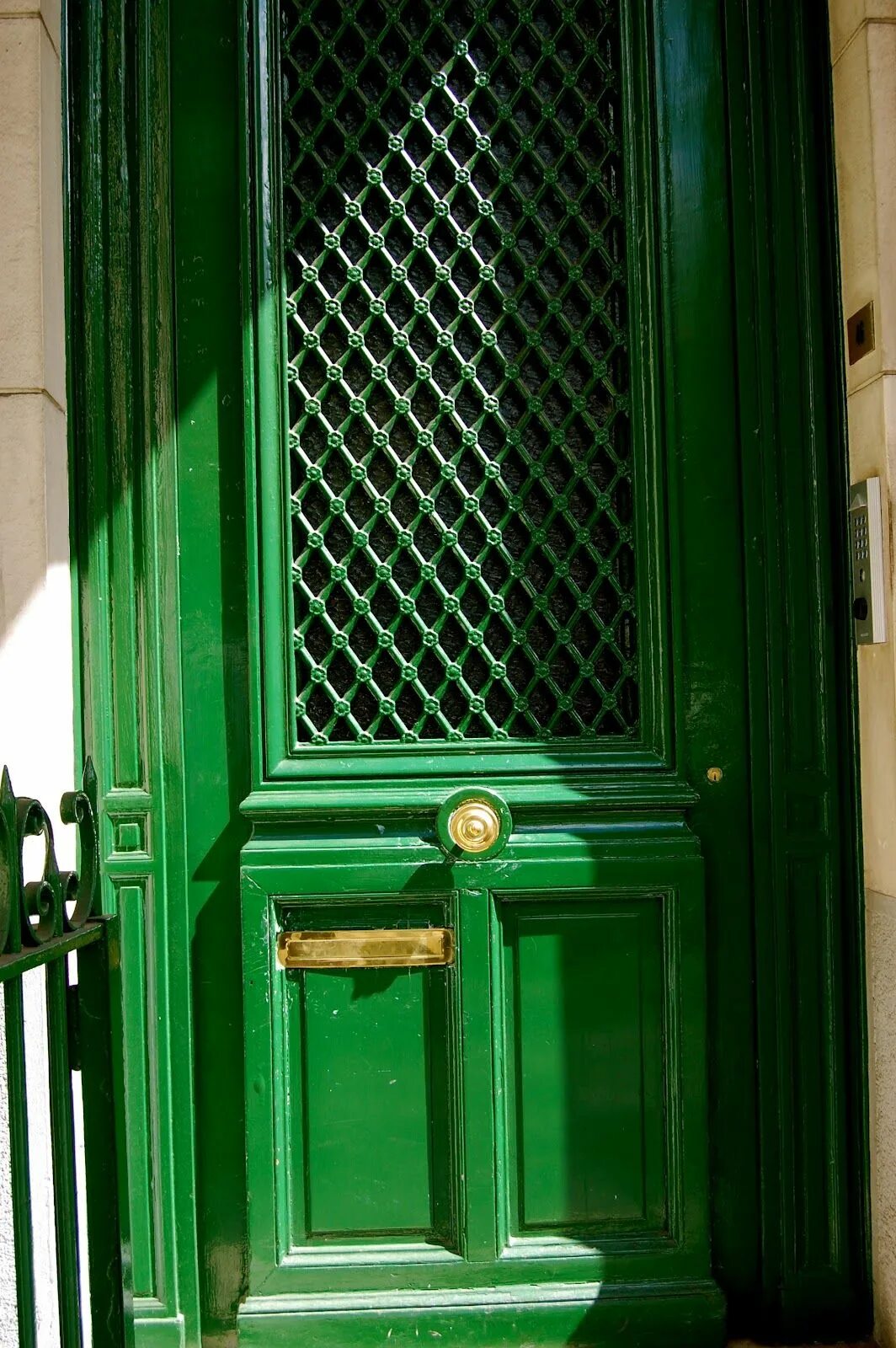 Зеленая дверь. Темно зеленая дверь. Входные двери зеленого цвета. Дом с зеленой дверью.
